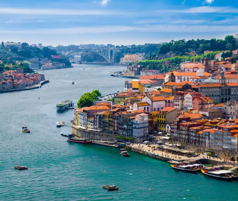 more-lodki-portu-portugaliia-doma